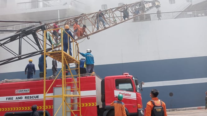Kapal Feri KMP Mutiara Berkah 1 terbakar di Pelabuhan Indah Kiyat, Cilegon, Banten 