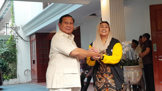 Putri Gus Dur, Yenny Wahid menyambangi kediaman Prabowo Subianto