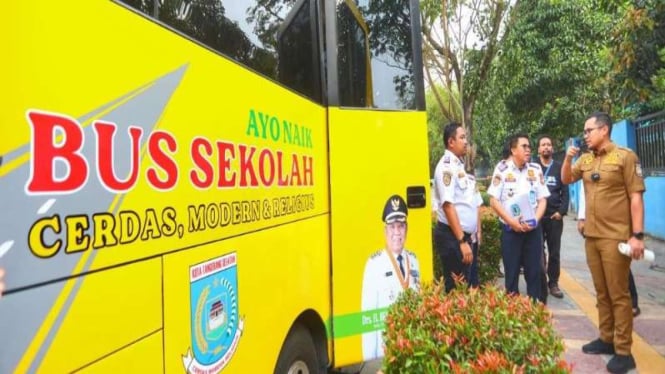 Wakil Wali Kota Tangsel Pilar Saga Ichsan uji coba bus sekolah.