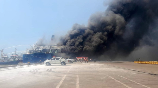 Kebakaran kapal Fery KMP Mutiara Berkah 1 Pelabuhan Indah Kiat, Kota Cilegon