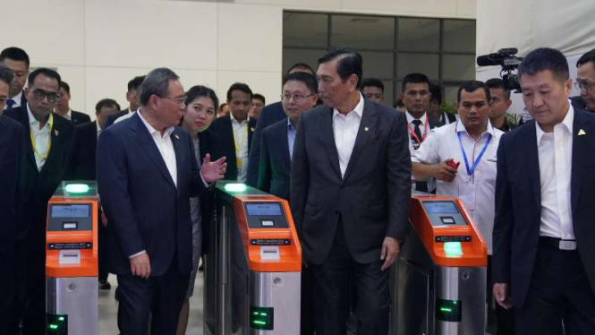 Menko Luhut dan Menhub Budi dan PM China Li Qiang jajal Kereta Cepat.