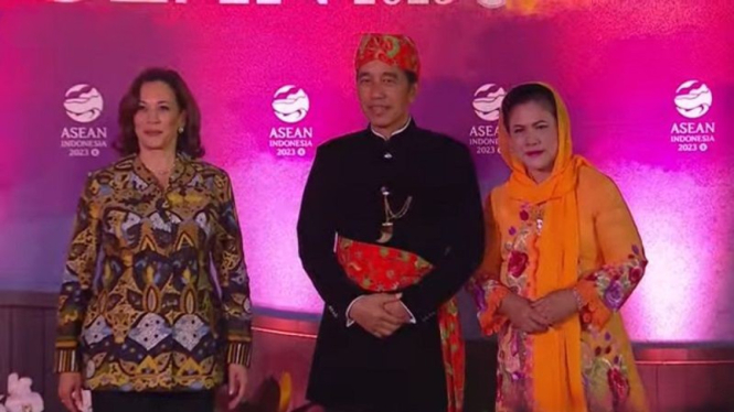 Presiden Jokowi dan Ibu Iriana Jokowi mengenakan pakaian adat Abang-None Jakarta
