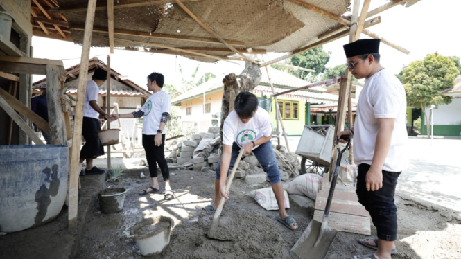 Santri terjun langsung renovasi Pondok Pesantren Al-Huda, Desa Cibuluh, Subang