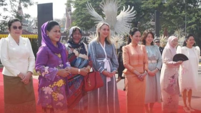 Para ibu Negara KTT ASEAN berpose bersama ibu Iriana Jokowi saat kunjungi TMII