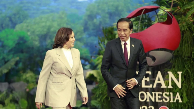 Presiden Joko Widodo (kanan), berjalan bersama Wakil Presiden Amerika Serikat Kamala Harris, sebelum ASEAN-US Summit di Jakarta, Rabu (6/9/2023).