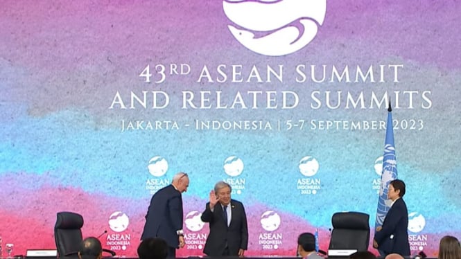 Sekretaris Jenderal Perserikatan Bangsa-Bangsa (PBB) Antonio Guterres (tengah) pada konferensi pers di sela-sela KTT ke-43 ASEAN di Jakarta, Kamis 7 September 2023. 