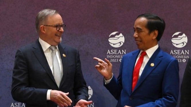 Presiden Joko Widodo (kanan) berbincang dengan Perdana Menteri Australia Anthony Albanese pada KTT ke-3 ASEAN-Australia di Jakarta, Kamis (7/9/2023).