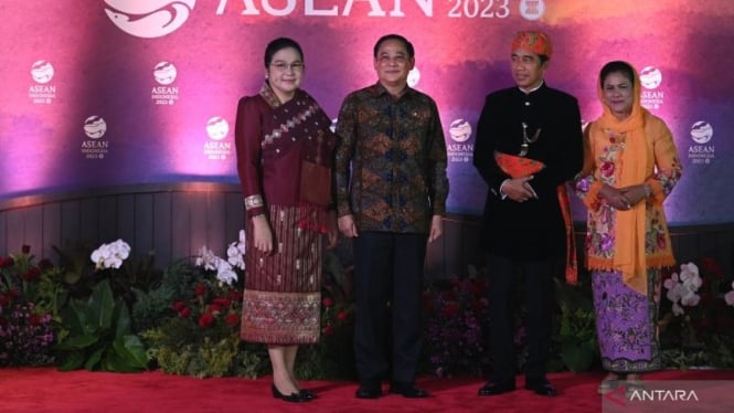 Presiden RI Joko Widodo dan Ibu Negara Iriana Joko Widodo berfoto bersama dengan Perdana Menteri Laos Sonexay Siphandone dan Ibu Vandala Siphandone.