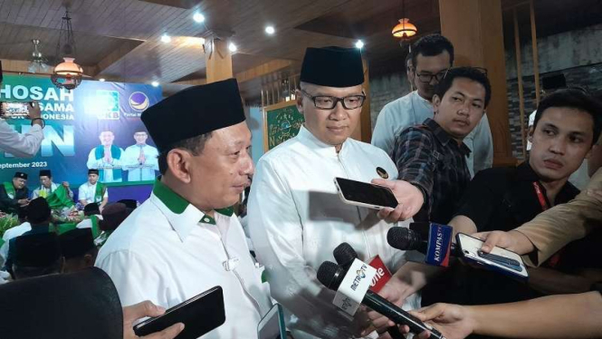 Ketua DPW PKB DKI Jakarta, Hasbiallah Ilyas (kiri)