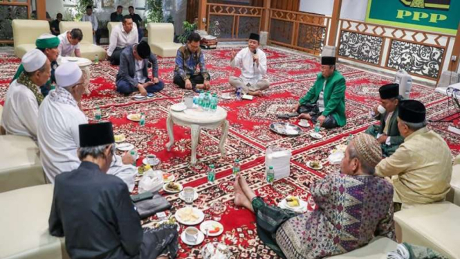 Muhamad Mardiono bertemu dengan guru-kiai yang tergabung dalam Majelis Syariah