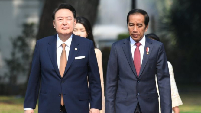 Presiden Joko Widodo (kanan) menyambut kedatangan Presiden Korea Selatan Yoon Suk-yeol (kiri) sebelum melakukan pertemuan di halaman Istana Merdeka, Jakarta, Jumat (8/9/2023).