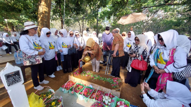 Yayasan Kemanusiaan Rombsis Indonesia ziarah ke makam Amin Syam