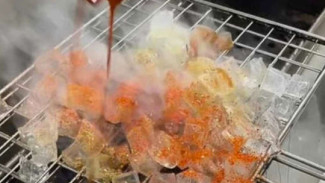 Viral Es Batu Bakar Jadi Primadona Jajanan Pinggir Jalan di Negara Ini