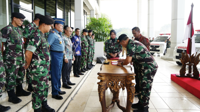 VIVA Militer: Panglima TNI Yudo saksikan serahterima 6 Ambulance untuk Lapas TNI