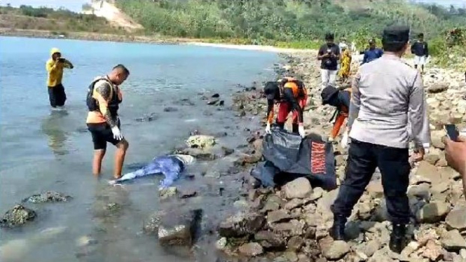 Petugas mengevakuasi mayat tanpa kepala di pesisir pantai Lampung.