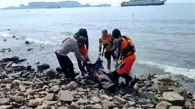 Petugas mengevakuasi mayat tanpa kepala di pesisir pantai Lampung.