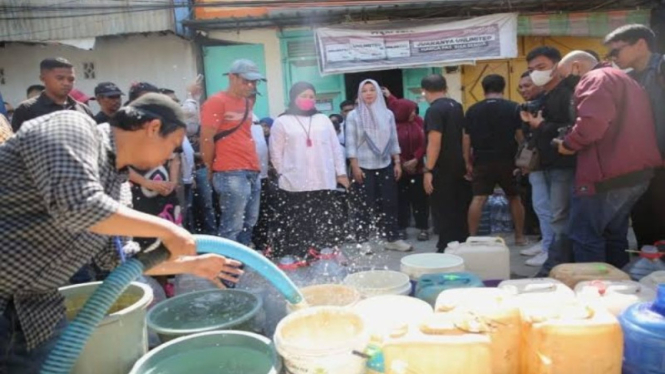 Pemkot Makassar menyalurkan air bersih ke warga
