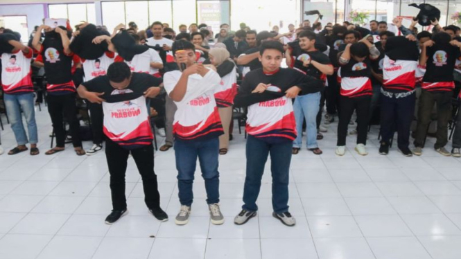Relawan Ganjar Pranowo alihkan dukungan ke Prabowo Subianto.