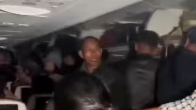 Tangkapan layar video viral pesawat Batik Air saat AC dan lampu mati.