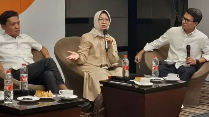 Arsip foto - Wakil Ketua Umum Partai Gerindra Habiburokhman (kiri) bersama Peneliti Ahli Utama BRIN Siti Zuhro (tengah) di Jakarta, Kamis, 7 September 2023.