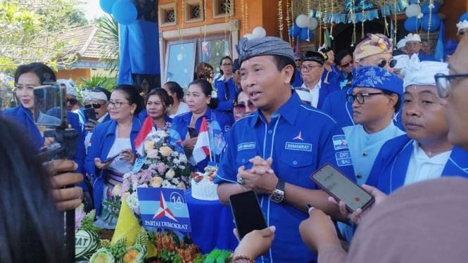 Ketua Partai Demokrat Provinsi Bali I Made Mudarta saat merayakan HUT ke-22 Partai Demokrat di Denpasar, Sabtu, 9 September 2024.