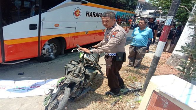 Bus Harapan Jaya yang mengalami kerusakan di bagian depan ditabrak motor