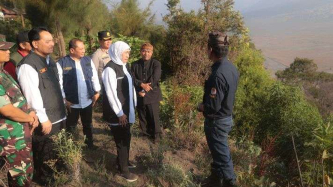 Gubernur Jawa Timur Khofifah Indar Parawansa bersama rombongan memantau kebakarn hutan dan lahan (karhutla) di Lembah Watangan yang berada di Gunung Bromo, Kabupaten Probolinggo, Sabtu, 9 September 2023.