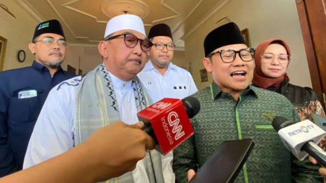 Ketua Pengurus Besar NU Hasib Wahab Hasbullah (kiri) menerima kunjungan Ketua Umum PKB Muhaimin Iskandar di Pondok Pesantren Bahrul Ulum Tambakberas, Jombang, Jawa Timur, Minggu, 10 September 2023.