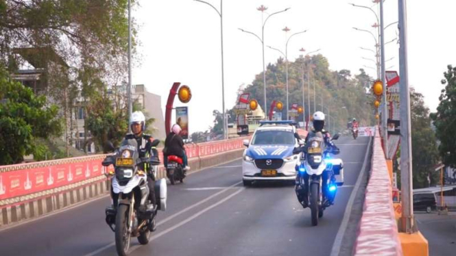 Kendaraan listrik kawal Road to Tour of Kemala 2024 Seri ke-4 di Lampung