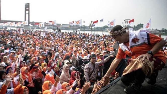 Bakal calon presiden dari Koalisi Perubahan untuk Persatuan Anies Baswedan (kanan) menyapa para pendukungnya saat menghadiri senam sehat bersama PKS di Benteng Kuto Besak, Palembang, Sumatera Selatan, Minggu, 9 September 2023.