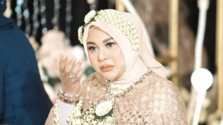 Haru, Momen Aurel Sungkem Ke Raul Lemos hingga Raul Bantu Aurel Berdiri