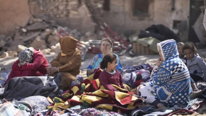 Keluarga korban gempa Maroko tidur di luar rumahnya yang runtuh.