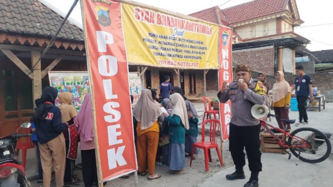 Suasana stand penjualan buku murah oleh petugas Bhabinkamtibmas polsek Nogosari.