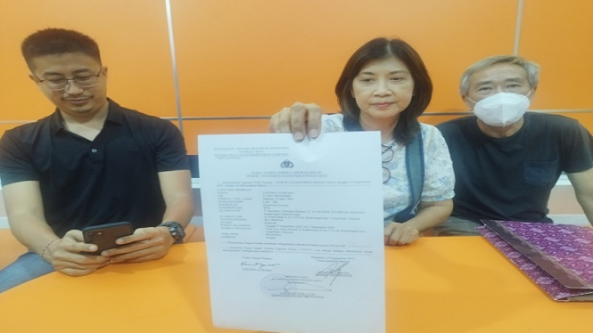 Owner Ayuterra Resort Ubud Linggawati Utomo (tengah) melaporkan kontraktor