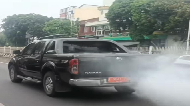 Viral mobil berpelat merah keluarkan asap banyak dari knalpot