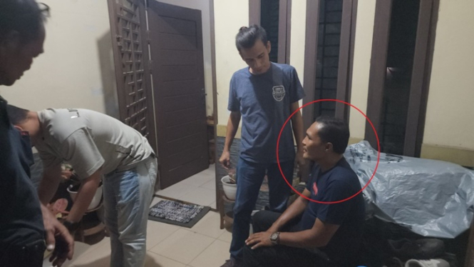 Ketua OKP di Medan, IS saat diamankan petugas kepolisian
