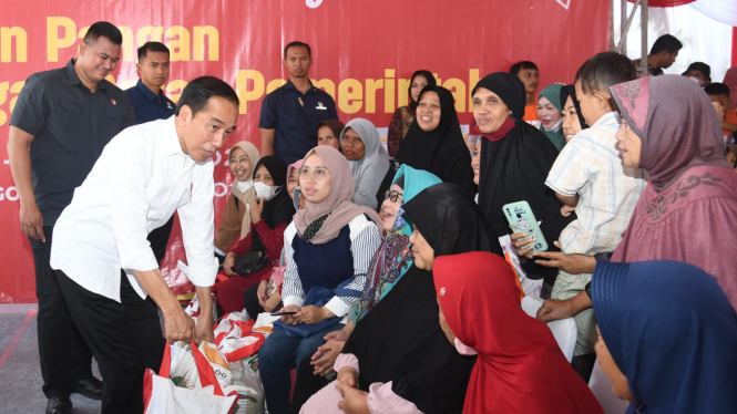 Presiden Jokowi berikan bantuan pangan kepada keluarga penerima manfaat (KPM)