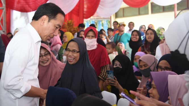 Presiden Jokowi berikan bantuan pangan kepada keluarga penerima manfaat (KPM)