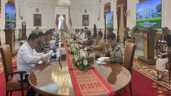 Presiden Jokowi menggelar rapat terbatas di Istana Merdeka