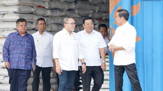 Zulkifli Hasan dampingi Jokowi salurkan bansos beras di Jakarta Utara