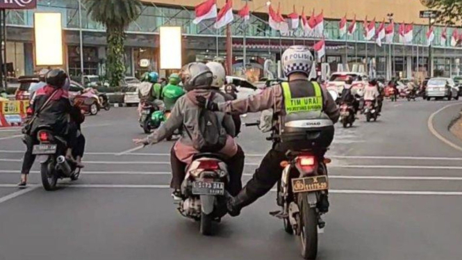 Polantas Stut Motor Pasutri yang Mogok saat Melintas di Bundaran Waru Surabaya