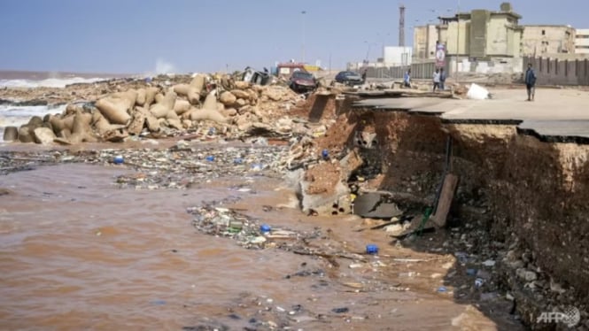 Banjir bandang di Libia hancurkan jalan.