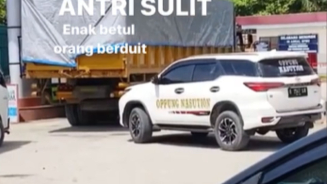 Toyota Fortuner salip antrean isi bensin di SPBU