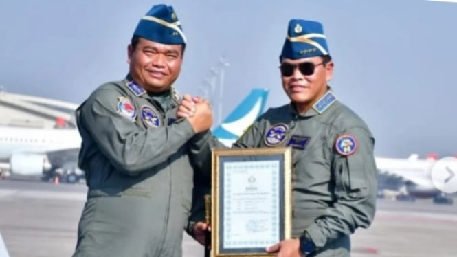 VIVA Militer: KSAL Laksamana TNI Muhammad Ali dapat Brevet Penerbangan TNI AL