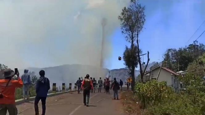 Penampakan angin puting beliung saat kebakaran di Gunung Bromo.