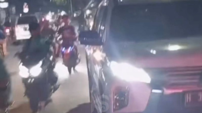Screenshoot video aksi pengemudi Pajero keluarkan pistol ke pemotor di Semarang