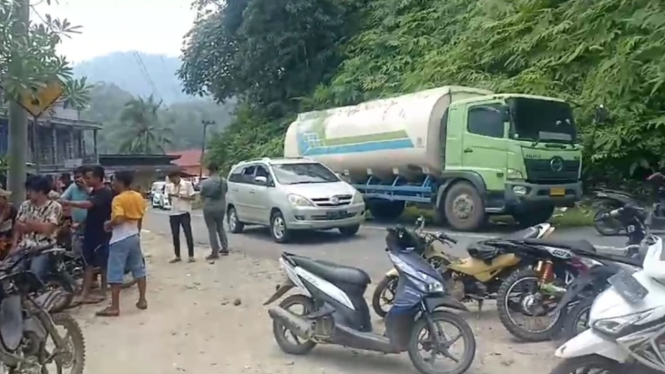 Warga Jambi blokir jalan provinsi menuju Padang
