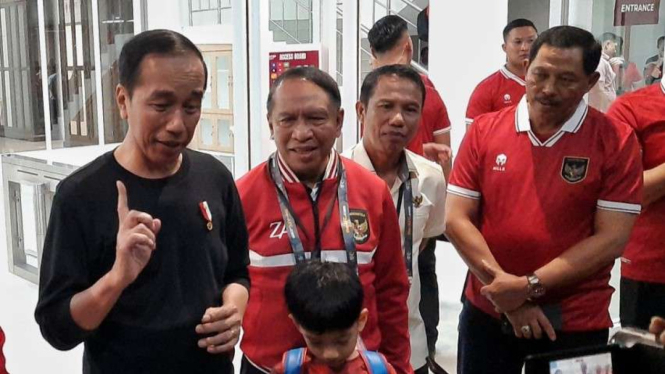 Presiden Jokowi menyaksikan pertandingan Timnas Indonesia