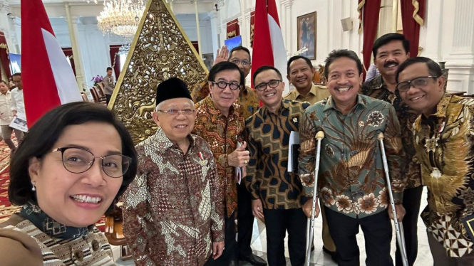 Menteri Keuangan Sri Mulyani berfoto bersama Wapres dan Menteri setelah membahas RUU Daerah Khusus Jakarta.