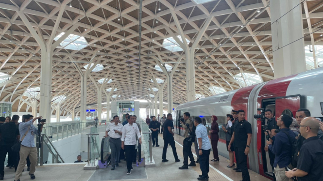Presiden Jokowi tiba di stasiun untuk uji coba kereta cepat.